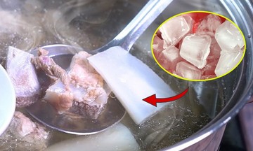 Công dụng bất ngờ khi cho đá lạnh vào nước hầm xương
