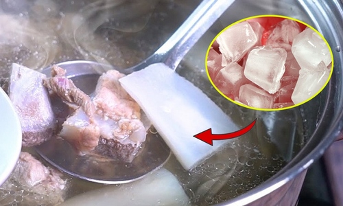 Công dụng bất ngờ khi cho đá lạnh vào nước hầm xương