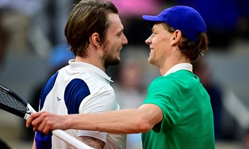 Sinner lại thắng 'tốc hành' ở tứ kết Roland Garros