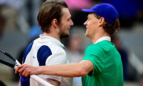 Sinner lại thắng 'tốc hành' ở tứ kết Roland Garros