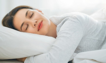 Mẹo cọ chân giúp dễ ngủ hút 50 triệu lượt xem