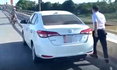 Bị phạt hơn 13 triệu đồng vì đỗ xe trên cầu xả rác