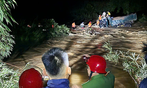 Xuyên đêm cứu hộ 4 người dân mắc kẹt trong lũ