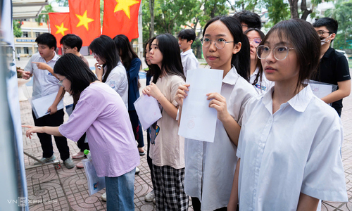 Gần 103.000 học sinh làm thủ tục thi lớp 10 ở Hà Nội