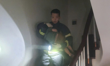 Giải cứu 7 người khỏi đám cháy nhà ở Hà Nội