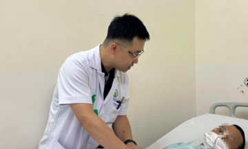 Khí nén từ vòi xịt ôtô làm thủng trực tràng người thợ