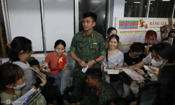 Tranh cãi việc 'thần tượng bộ đội như idol'