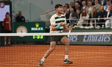 Alcaraz vào chung kết Roland Garros