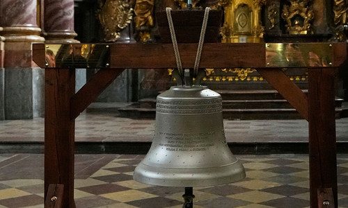 Hoàng hậu Hà Lan tặng chuông đúc từ mảnh đạn pháo Nga