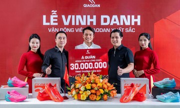 Qiaodan trao thưởng cho Á quân VnExpress Marathon Hạ Long 2025