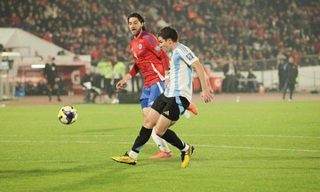 Alvarez giúp Argentina hạ Chile