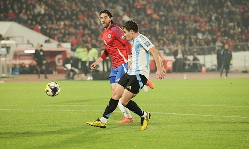 Alvarez giúp Argentina hạ Chile
