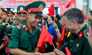 Người dân đón chào bộ đội ra Bắc diễu binh