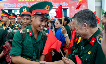 Người dân đón chào bộ đội ra Bắc diễu binh