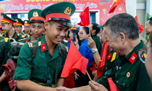 Người dân đón chào bộ đội ra Bắc diễu binh