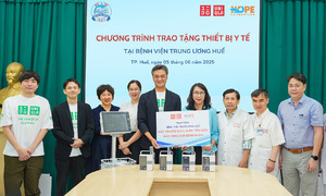 Quỹ Hy vọng và UNIQLO tặng thiết bị y tế cho bệnh viện