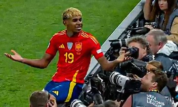 Yamal lại bắt chước kiểu mừng bàn thắng của Ronaldo