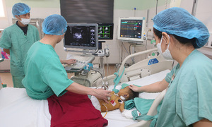 Bé 15 tháng tuổi hồi sinh nhờ ghép gan từ người chết não
