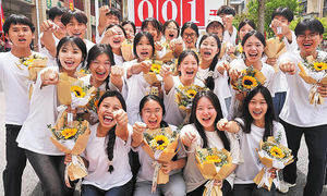 Thí sinh thi đại học Trung Quốc lần đầu giảm sau một thập kỷ
