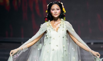 H'Hen Niê diễn tả hạnh phúc làm mẹ trên sàn catwalk