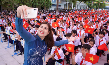 Huy động nghệ sĩ, vận động viên tham gia dạy học hai buổi mỗi ngày