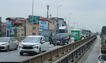 Vành đai 2 và 3 ở Hà Nội ùn tắc sau tai nạn liên hoàn
