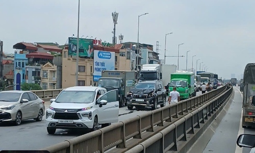 Vành đai 2 và 3 ở Hà Nội ùn tắc sau tai nạn liên hoàn