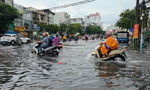Cần Thơ vẫn 'bì bõm' dù hệ thống chống ngập nghìn tỷ vận hành
