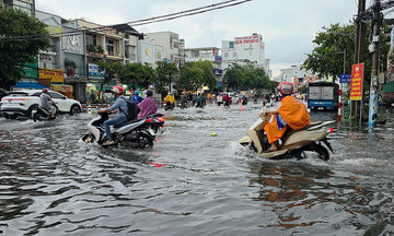Cần Thơ vẫn 'bì bõm' dù hệ thống chống ngập nghìn tỷ vận hành