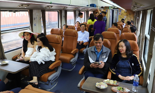 Tàu hỏa hút khách dịp hè