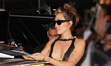 Miley Cyrus 'mặc như không' trên phố