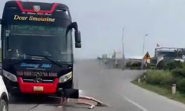 Người đàn ông bò trước bánh xe khách bị tạm giữ