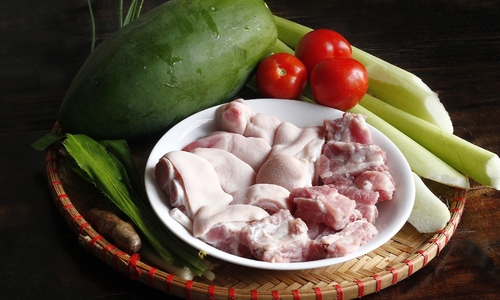Có nên ngâm xương, thịt trước khi nấu?
