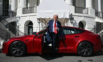 Ông Trump có thể bán xe Tesla sau tranh cãi với Elon Musk