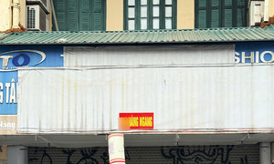 Cửa hàng đóng cửa, người dân mua bán 'như vụng trộm'