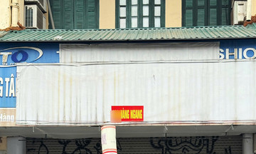 Cửa hàng đóng cửa, người dân mua bán 'như vụng trộm'