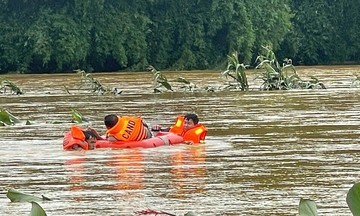Giải cứu người dân mắc kẹt giữa dòng lũ tại Lai Châu