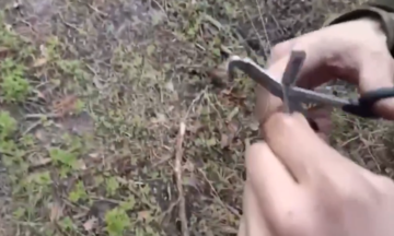 Lính Nga dùng kéo cắt dây của drone cáp quang Ukraine