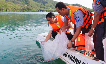 Thả gần 420.000 cá, tôm giống xuống vịnh Nha Trang