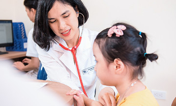 Nguyên nhân trẻ dễ chảy máu cam mùa hè