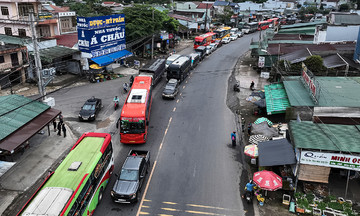Đèo Bảo Lộc kẹt xe 10 km do thi công cầu