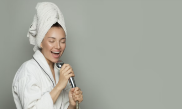 Vì sao hát khi tắm giúp giảm căng thẳng?