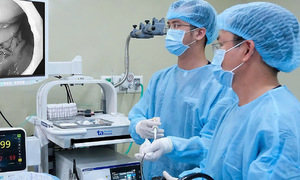 Bé gái xuất huyết tiêu hóa do vi khuẩn HP