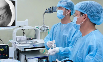 Bé gái xuất huyết tiêu hóa do vi khuẩn HP