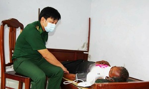 Cứu 8 thuyền viên nước ngoài trôi dạt trên biển