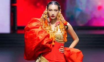 Huỳnh Tú Anh trình diễn cho bốn nhà mốt quốc tế