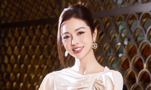 Jennifer Phạm khoe nhan sắc tuổi 40