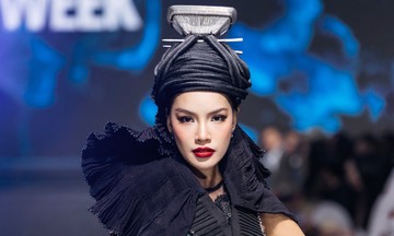 Vũ Việt Hà tái hiện hội đua ngựa Bắc Hà trên váy áo
