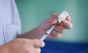 Anh dùng vaccine ngừa viêm màng não để phòng bệnh lậu