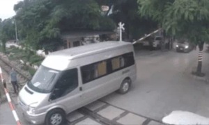Cố tình vượt gác chắn tàu, tài xế bị tước bằng lái